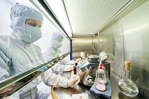 about-us_why-us-optz Image showing two pharmaceutical manufacturing professionals working with chemicals