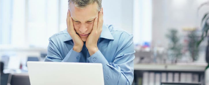 photo-of-man-sitting-at-laptop-looking-confused-suggesting-the-biggest-challenges-of-online-courses