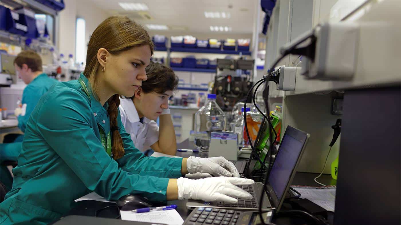 what-is-a-csv-specialist computer-systems-validation-specialist-monitoring-data-on-computer